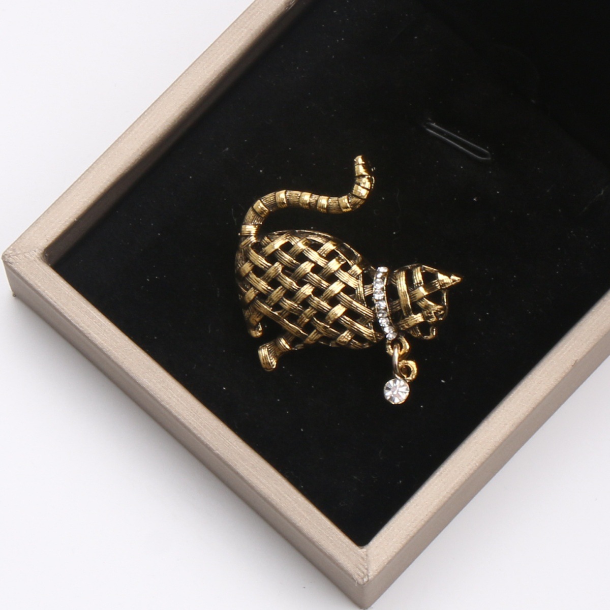 Kolekcja ozdobnych, tkanych br – Collectible Vintage Brooches recenzja i cena